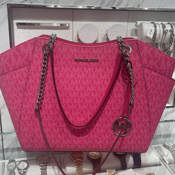 Michael Kors Pink Jet Set Travel Lg Signatr Logo Chain Shoulder Tote
Dragonfruit - Picture 11 of 16